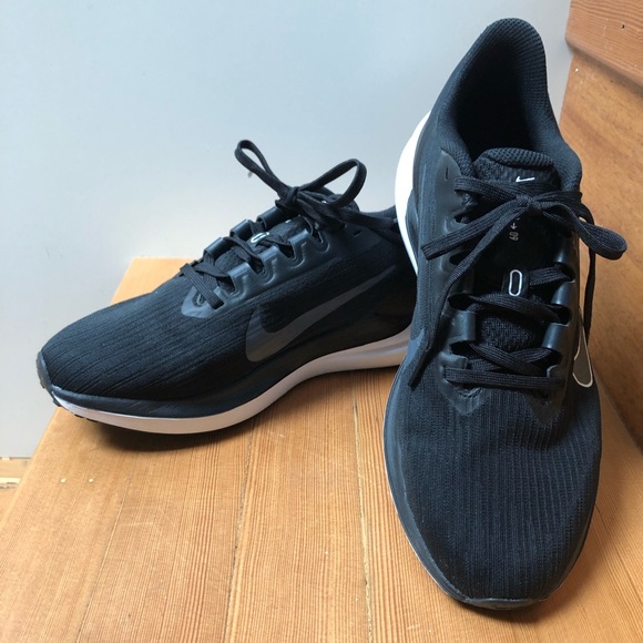 Nike Women's Air Zoom Winflo 9 Running Shoes (Black) - Picture 2 of 11